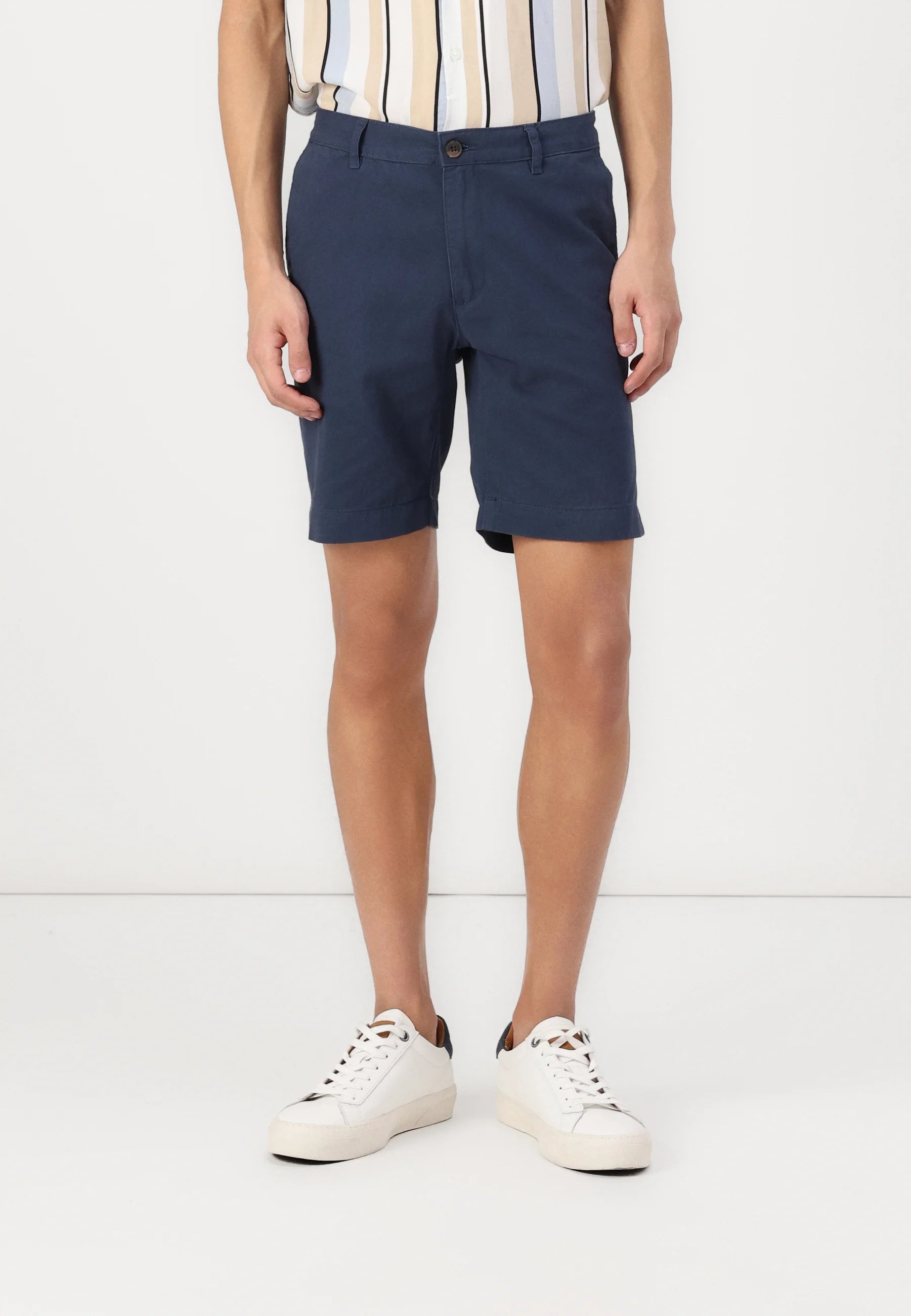 Tummansiniset bermudashortsit